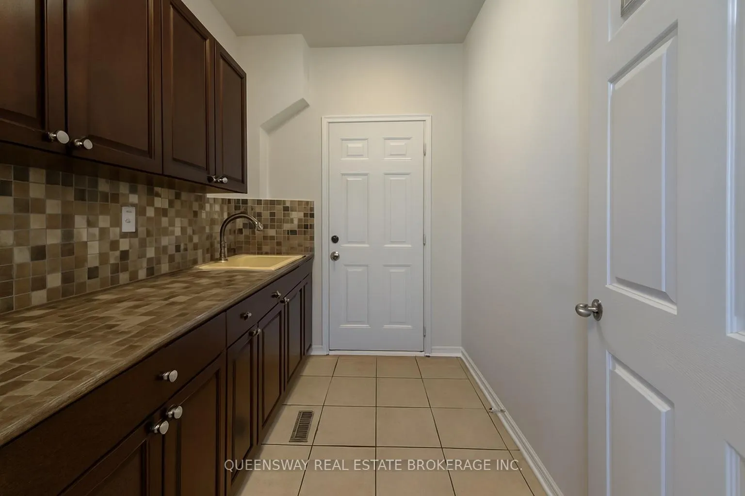 Photo 6 of 23 Robert Attersley Drive E, Whitby, Taunton North — HOMEH