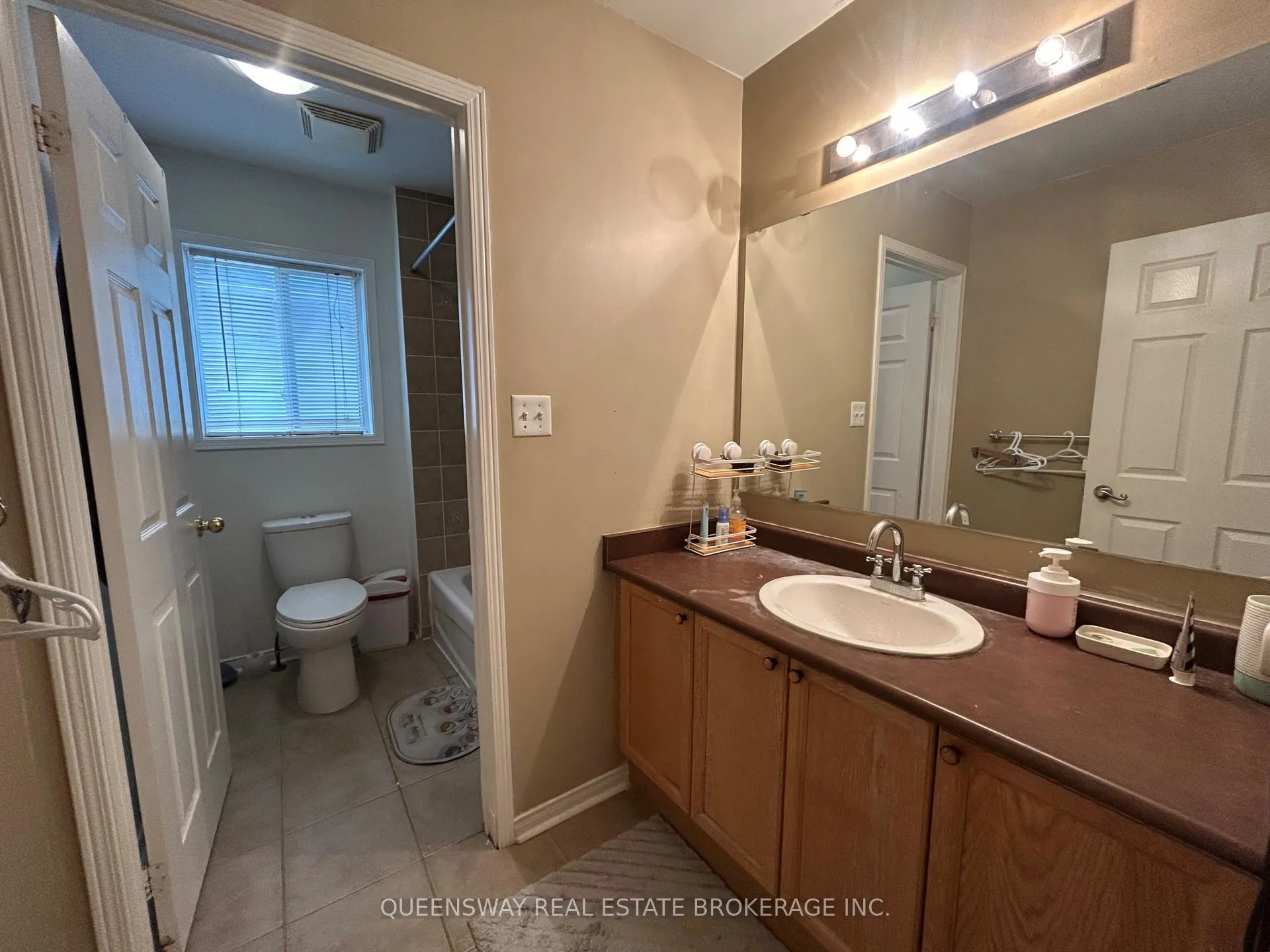 Photo 12 of 23 Robert Attersley Drive E, Whitby, Taunton North — HOMEH