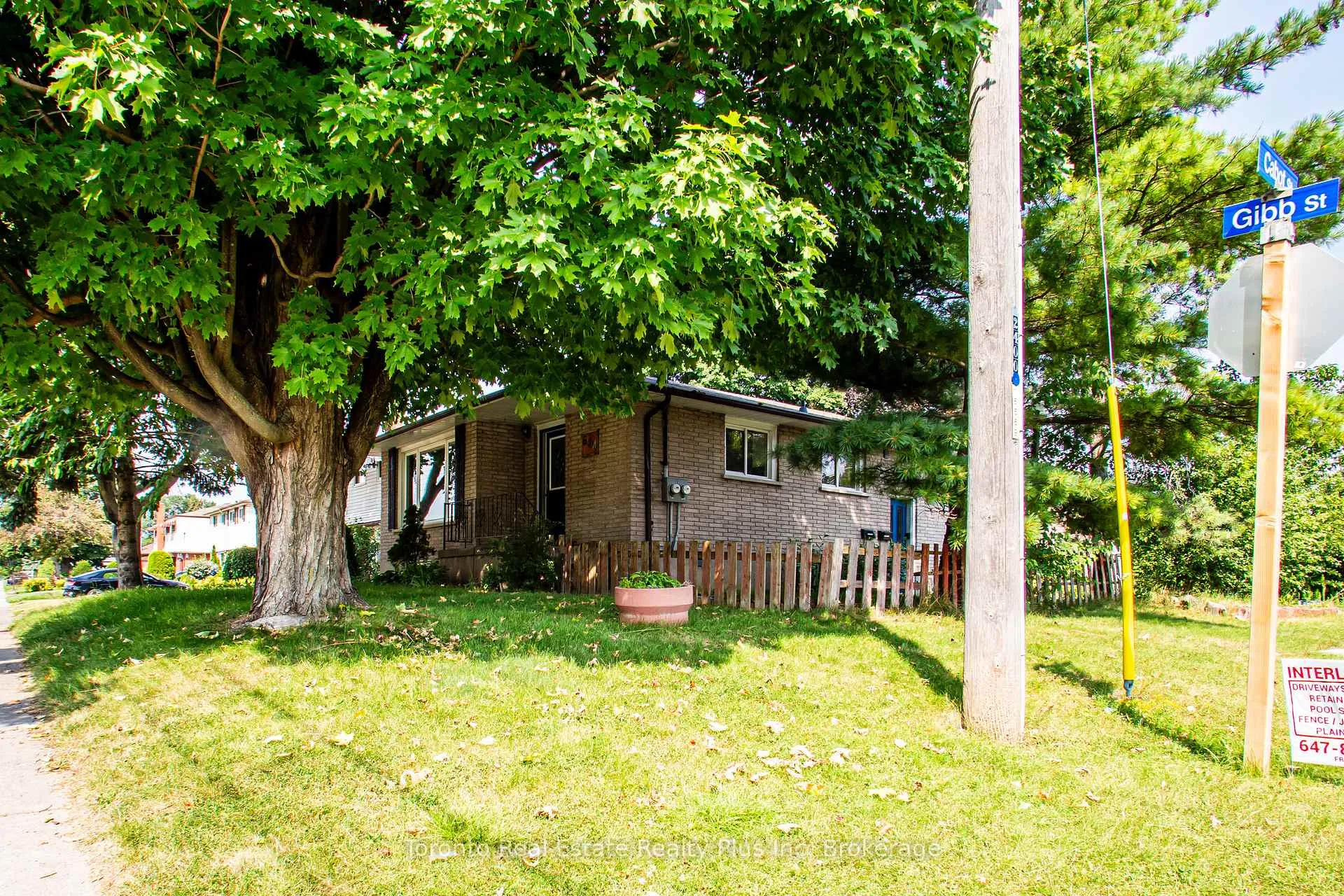 Photo 2 of 614 Gibb Street, Oshawa, Vanier — HOMEH
