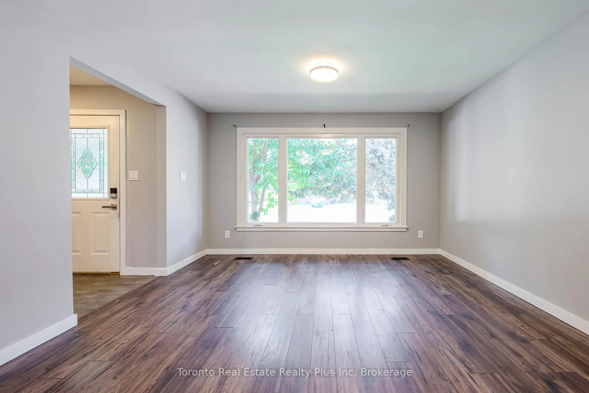 Photo 3 of 614 Gibb Street, Oshawa, Vanier — HOMEH
