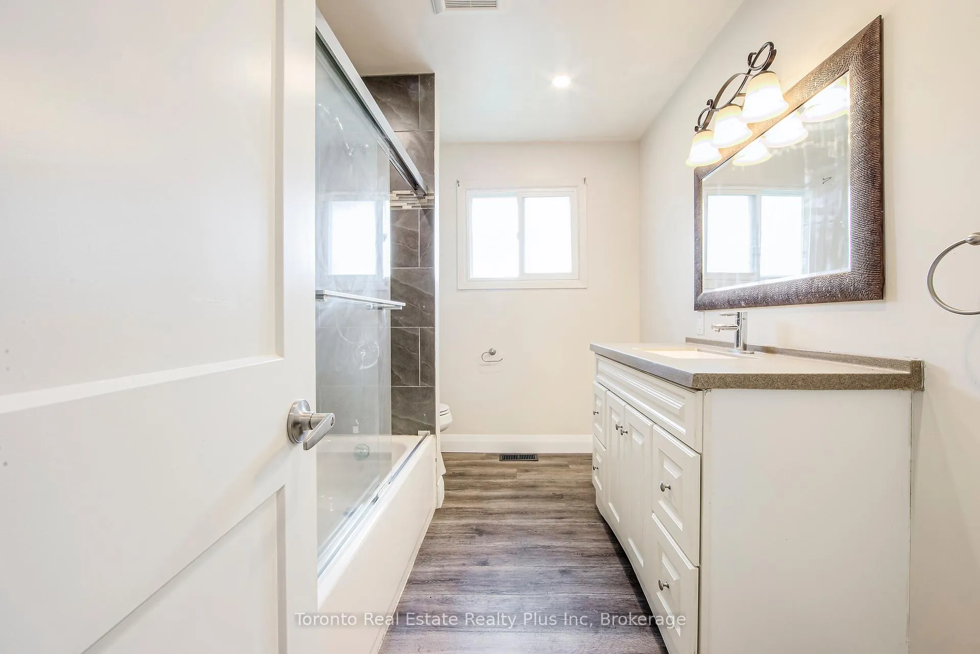 Photo 5 of 614 Gibb Street, Oshawa, Vanier — HOMEH