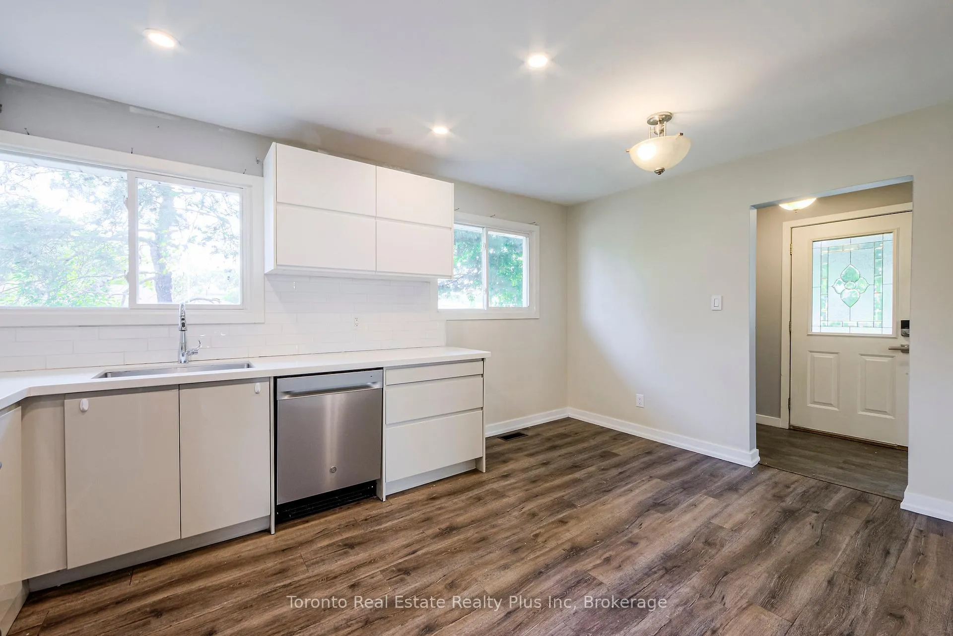 Photo 6 of 614 Gibb Street, Oshawa, Vanier — HOMEH