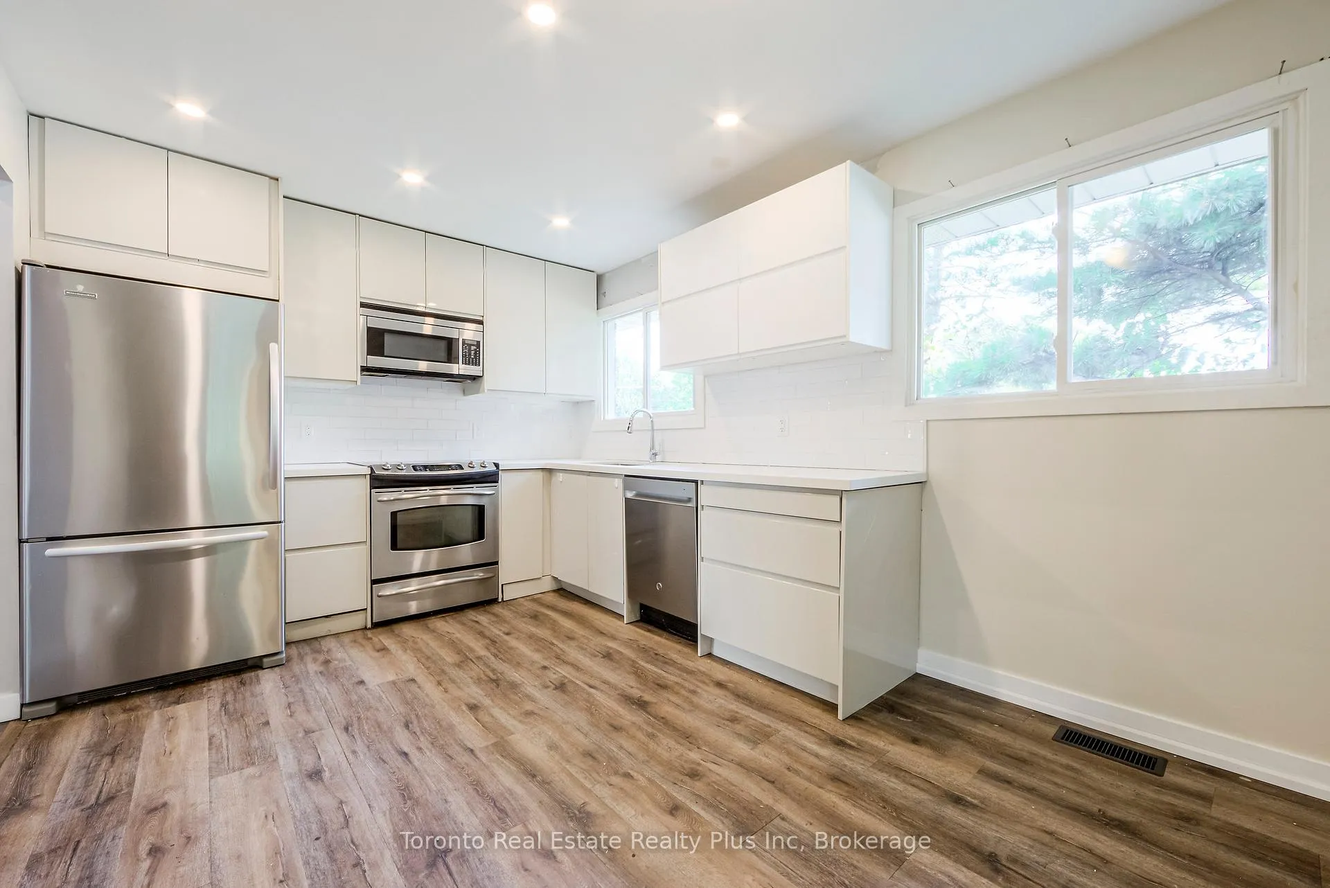 Photo 7 of 614 Gibb Street, Oshawa, Vanier — HOMEH