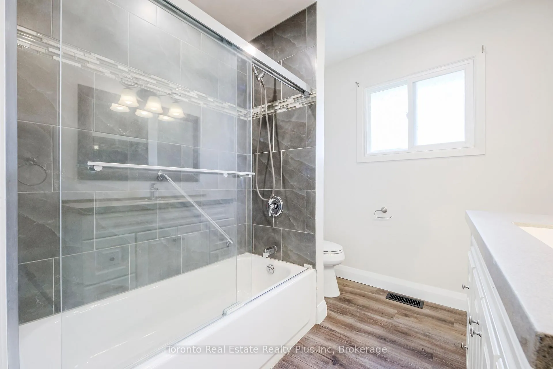 Photo 8 of 614 Gibb Street, Oshawa, Vanier — HOMEH