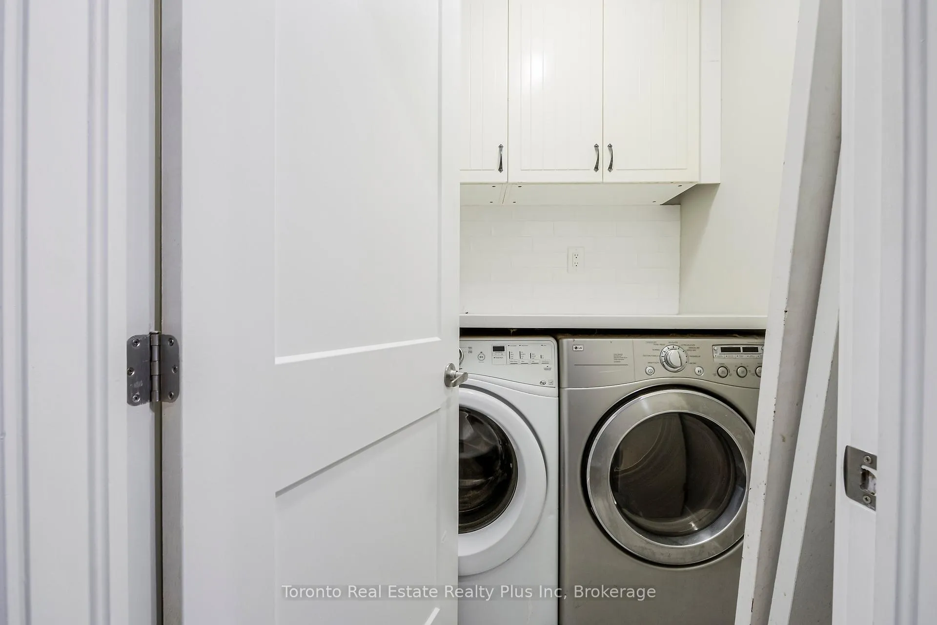 Photo 11 of 614 Gibb Street, Oshawa, Vanier — HOMEH