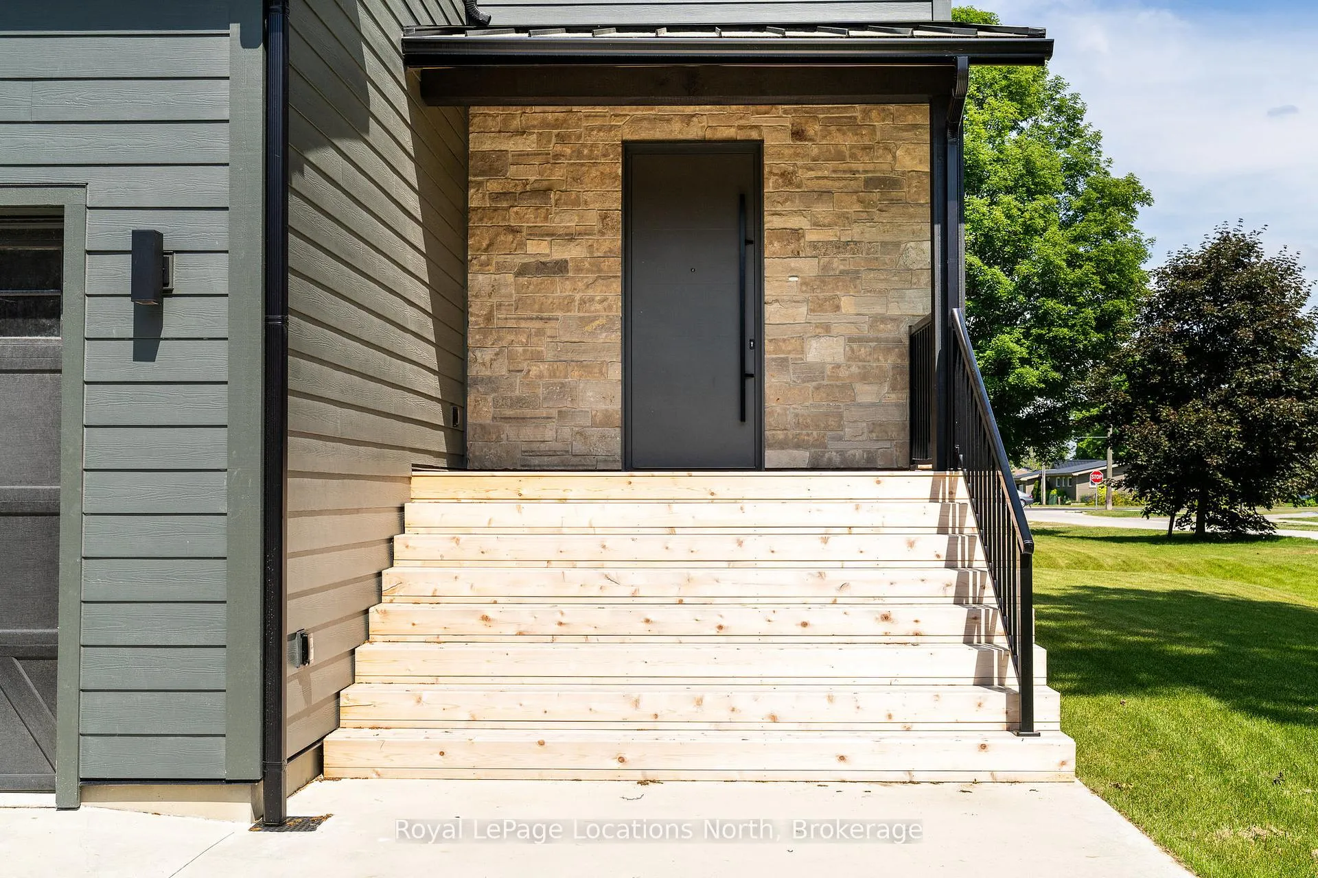 Photo 3 of 18 Melville Street, Clearview, Nottawa — HOMEH