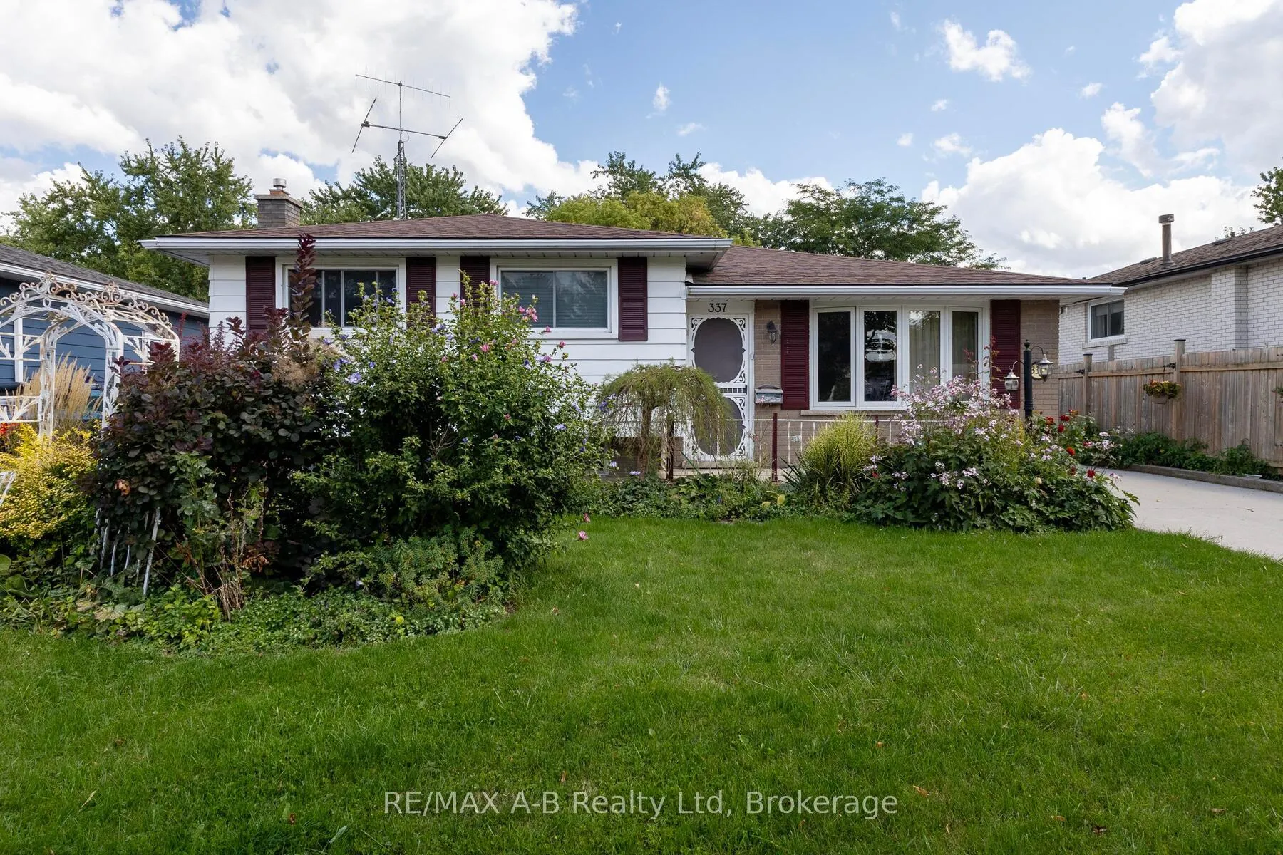 Photo 3 of 337 Willow Street, Stratford — HOMEH