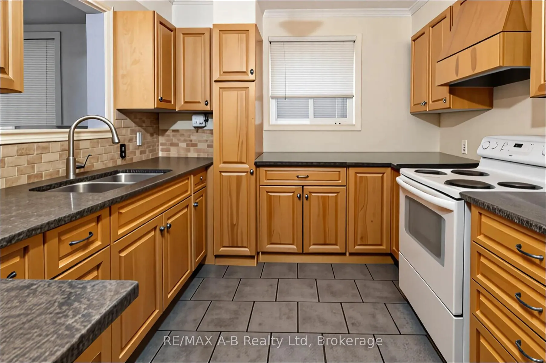 Photo 9 of 337 Willow Street, Stratford — HOMEH