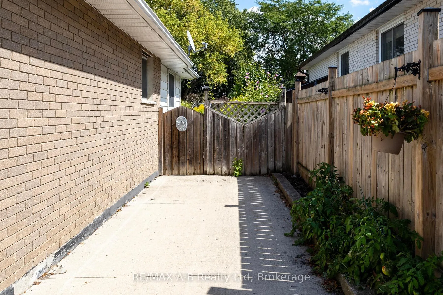 Photo 18 of 337 Willow Street, Stratford — HOMEH