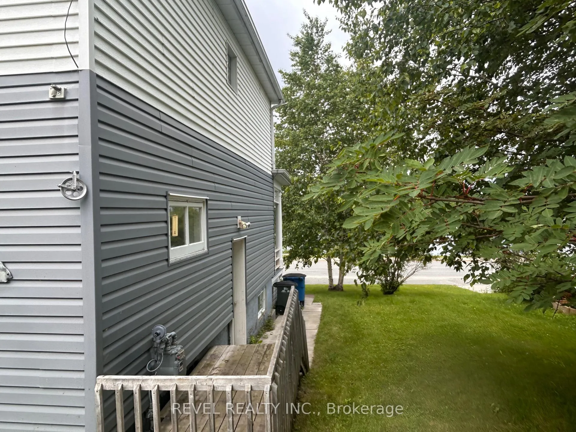 Photo 3 of 102 Twelfth Avenue, Cochrane — HOMEH
