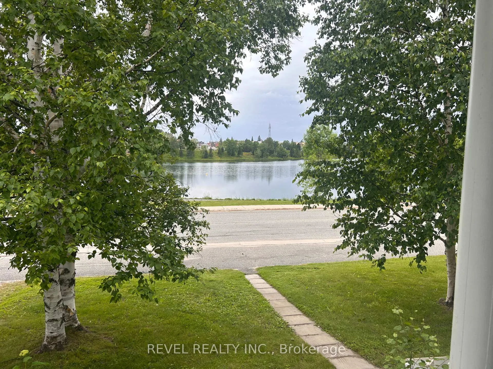 Photo 4 of 102 Twelfth Avenue, Cochrane — HOMEH