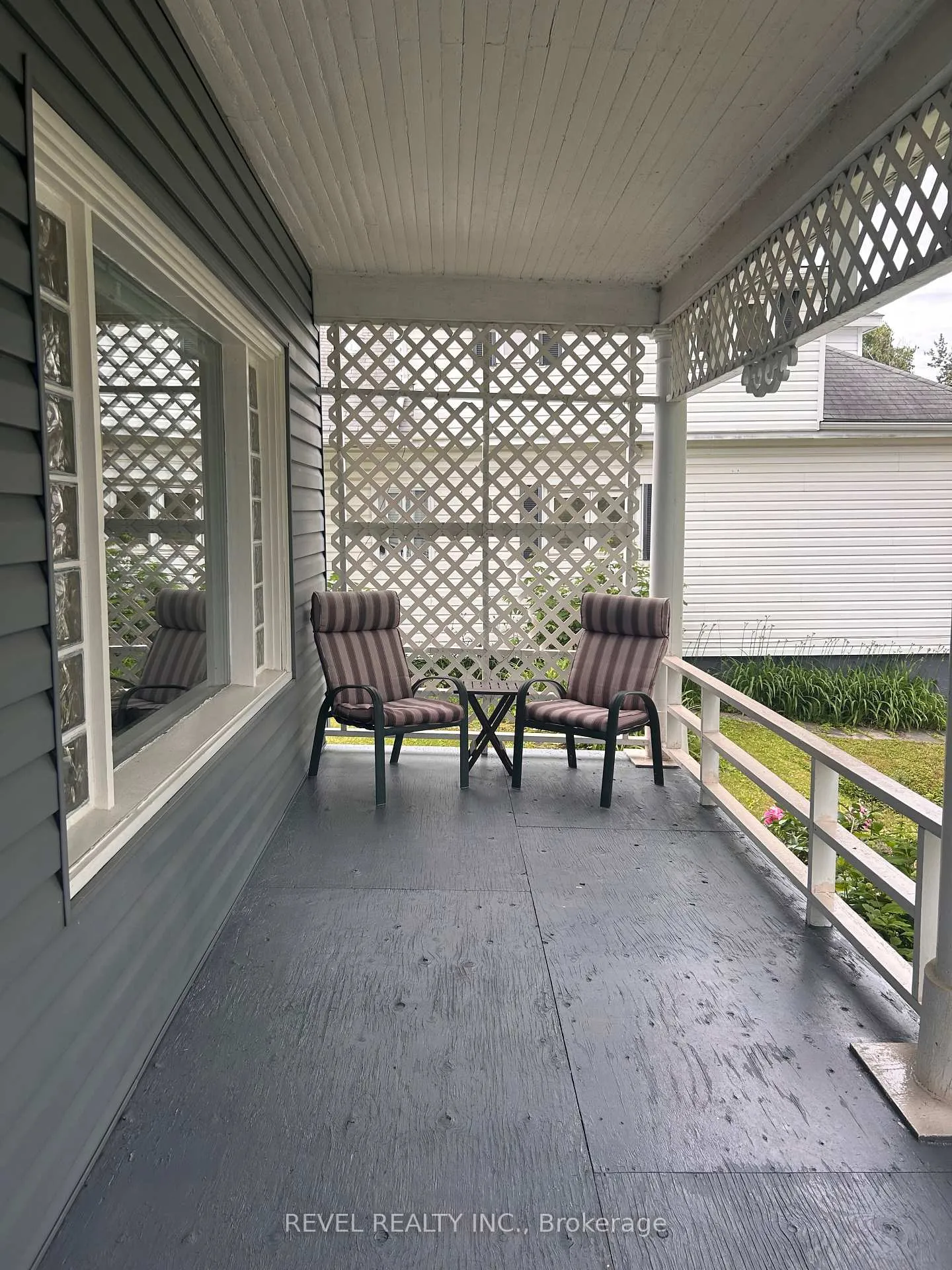 Photo 5 of 102 Twelfth Avenue, Cochrane — HOMEH