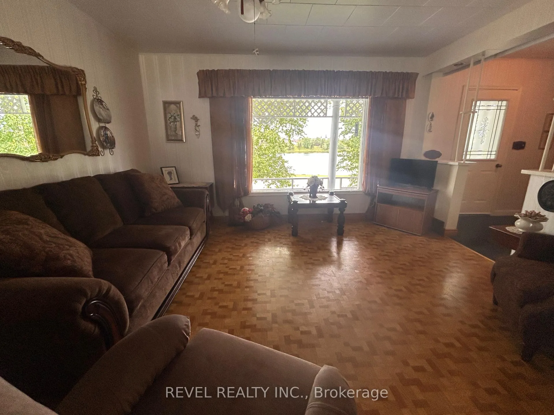 Photo 9 of 102 Twelfth Avenue, Cochrane — HOMEH