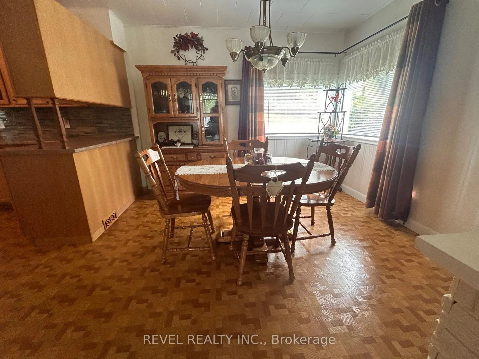 Photo 10 of 102 Twelfth Avenue, Cochrane — HOMEH