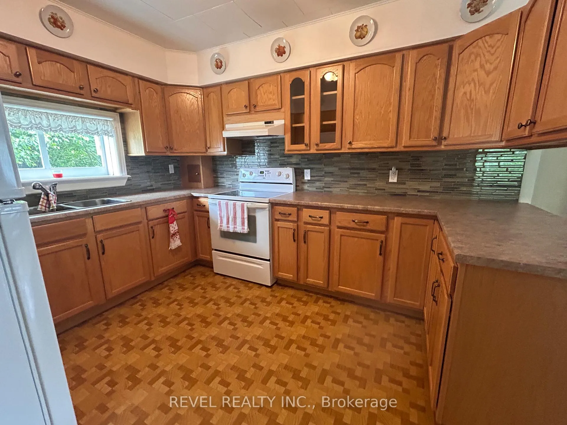 Photo 12 of 102 Twelfth Avenue, Cochrane — HOMEH