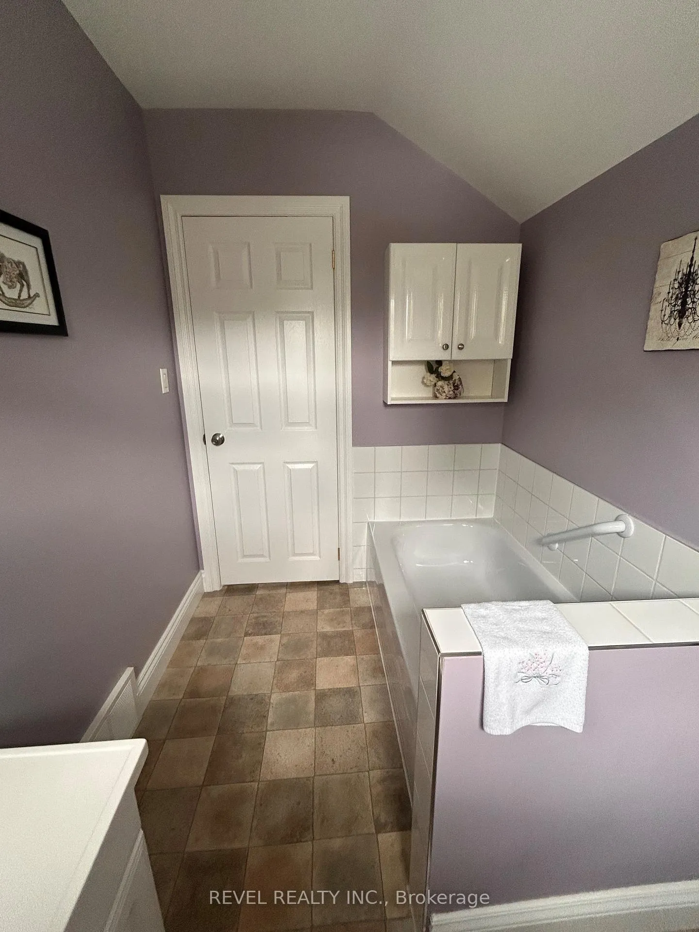 Photo 16 of 102 Twelfth Avenue, Cochrane — HOMEH