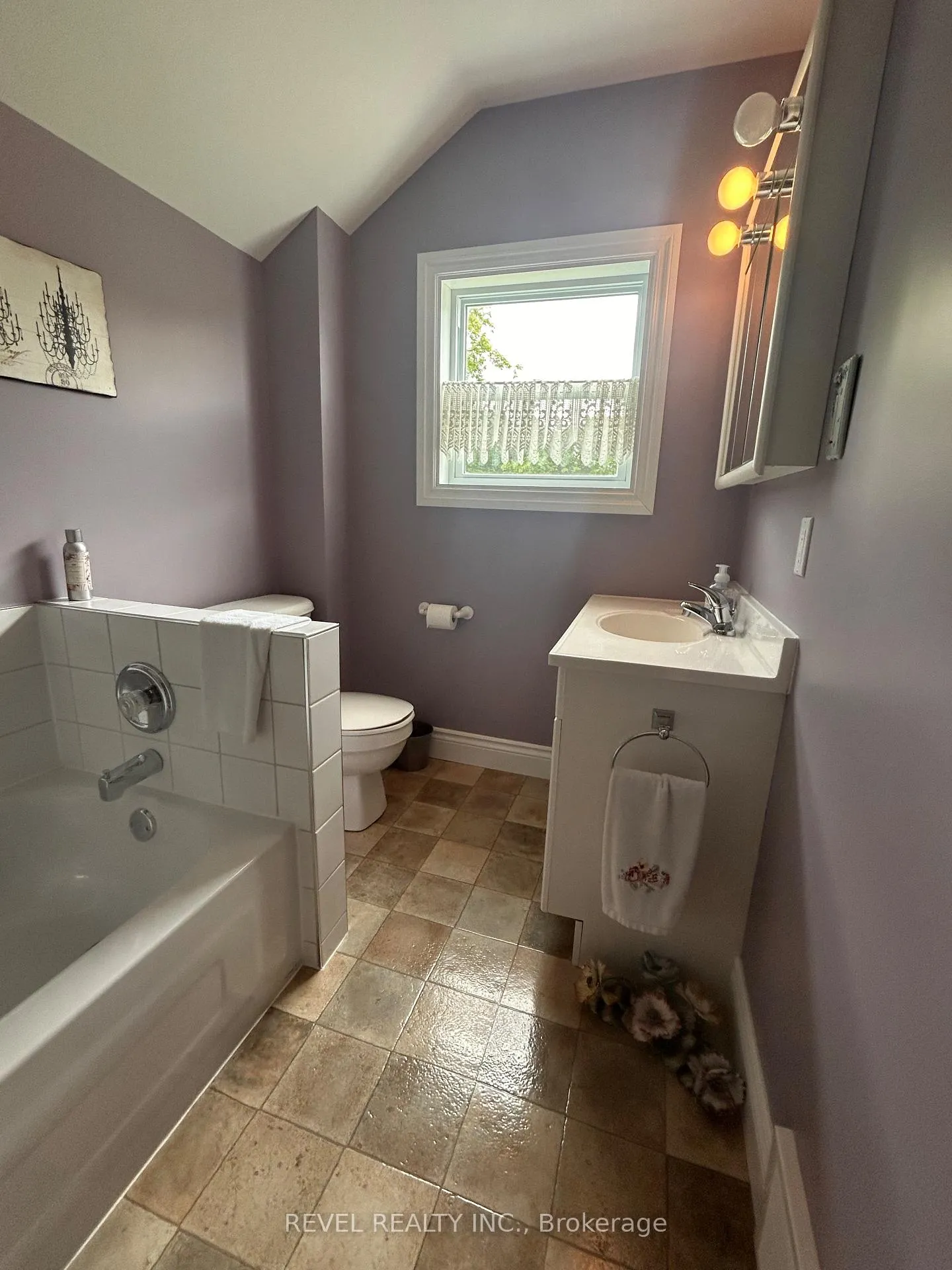 Photo 17 of 102 Twelfth Avenue, Cochrane — HOMEH
