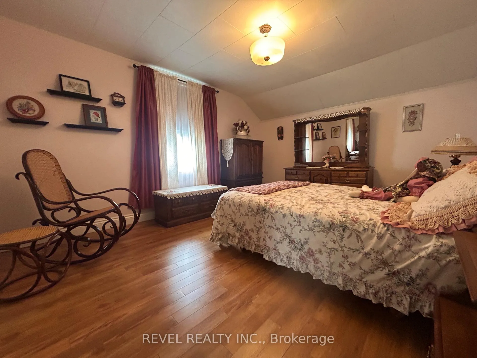 Photo 18 of 102 Twelfth Avenue, Cochrane — HOMEH