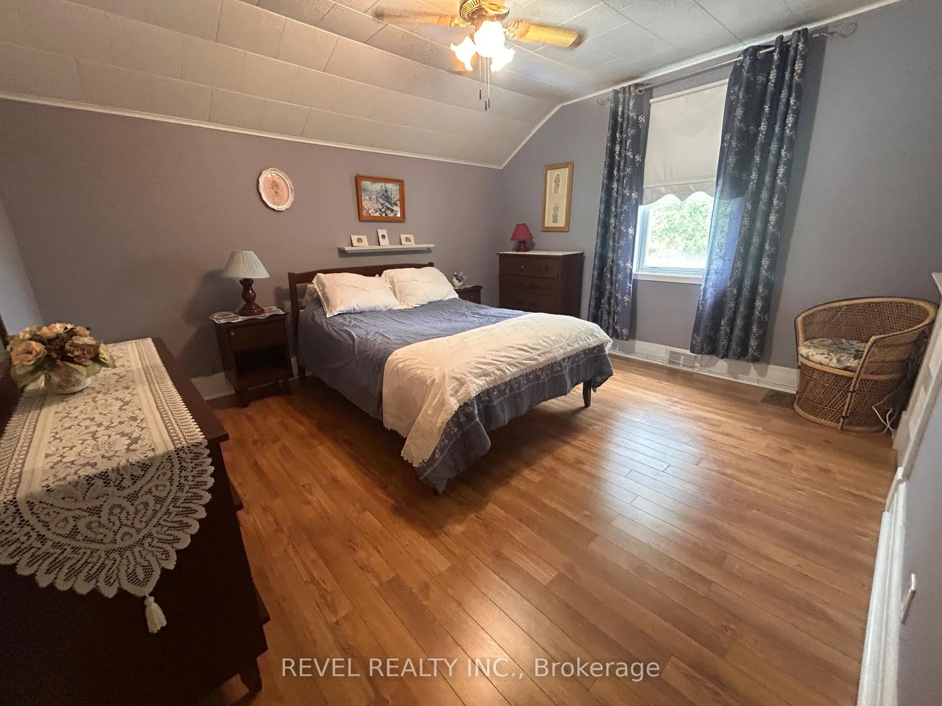 Photo 21 of 102 Twelfth Avenue, Cochrane — HOMEH