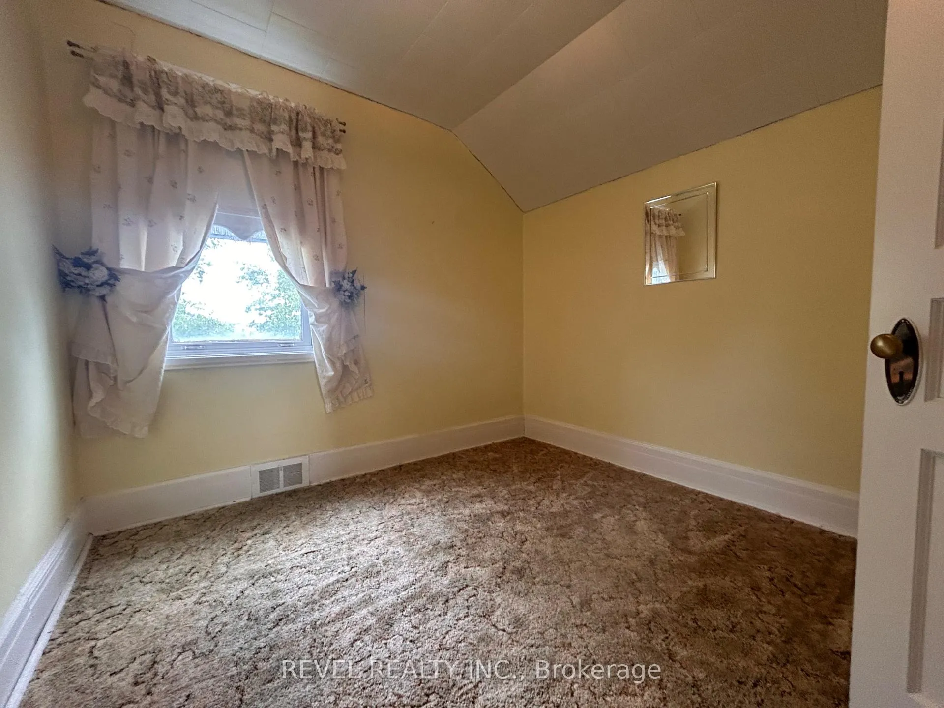 Photo 23 of 102 Twelfth Avenue, Cochrane — HOMEH