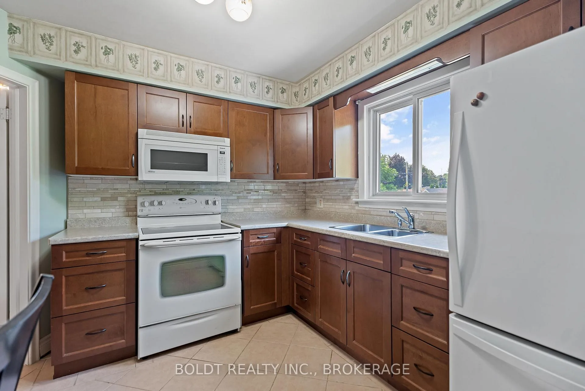 Photo 8 of 73 Dunkeld Avenue, St. Catharines, Carlton/Bunting — HOMEH