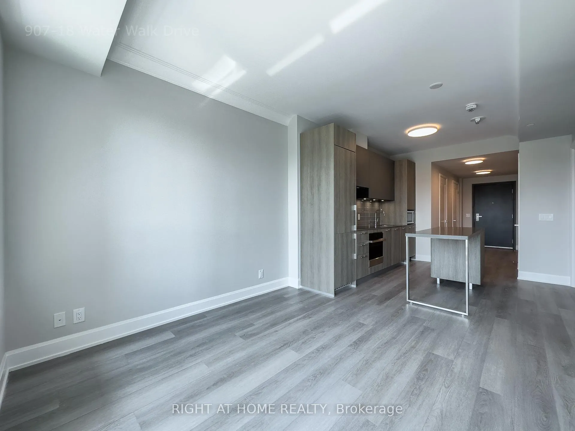 Photo 5 of Unit 907, 18 Water Walk Drive, Markham, Unionville — HOMEH