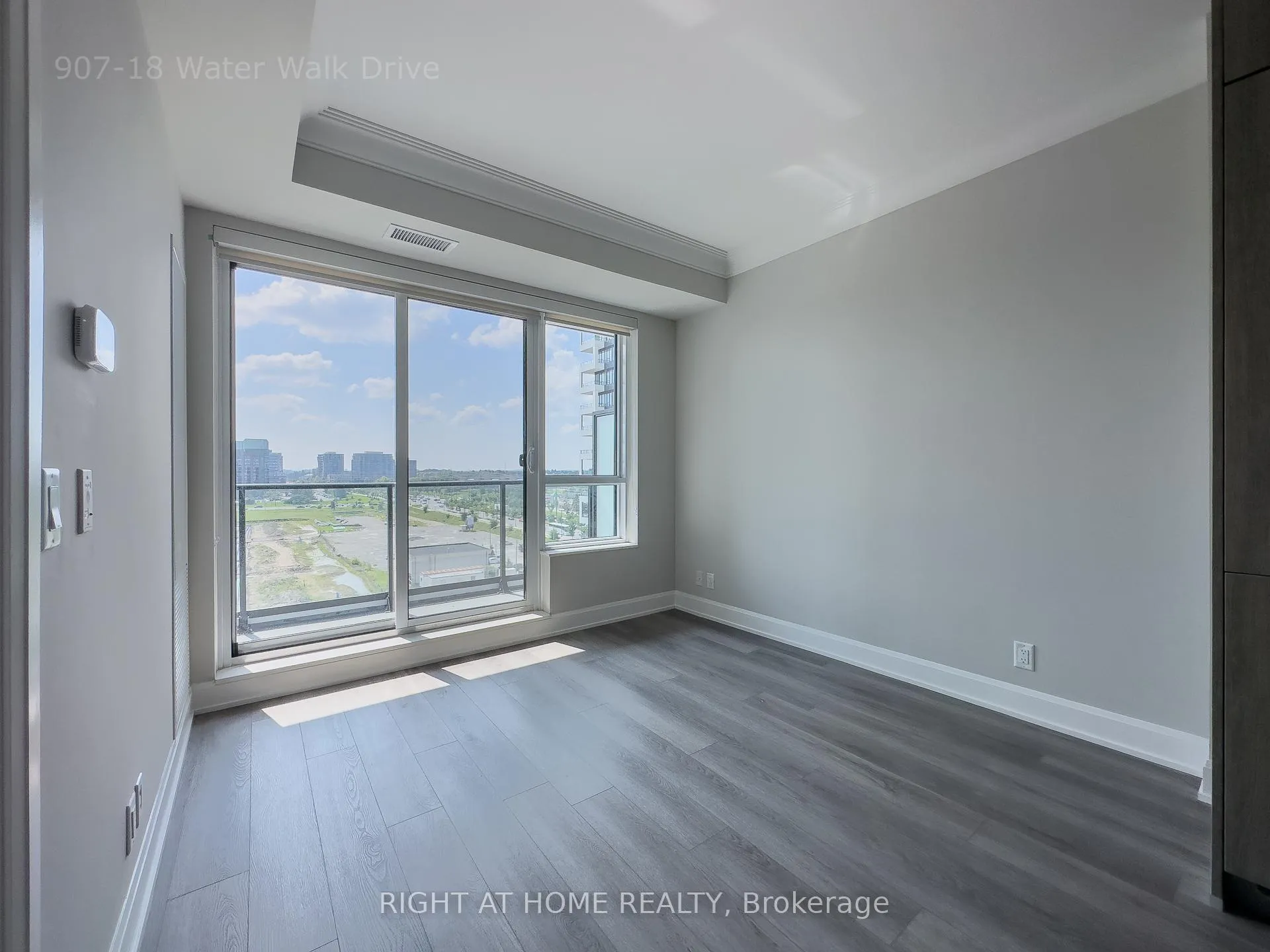 Photo 8 of Unit 907, 18 Water Walk Drive, Markham, Unionville — HOMEH