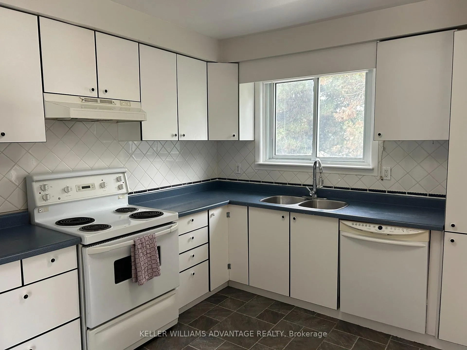 Photo 6 of Unit 2, 301 Garden Street, Whitby, Downtown Whitby — HOMEH