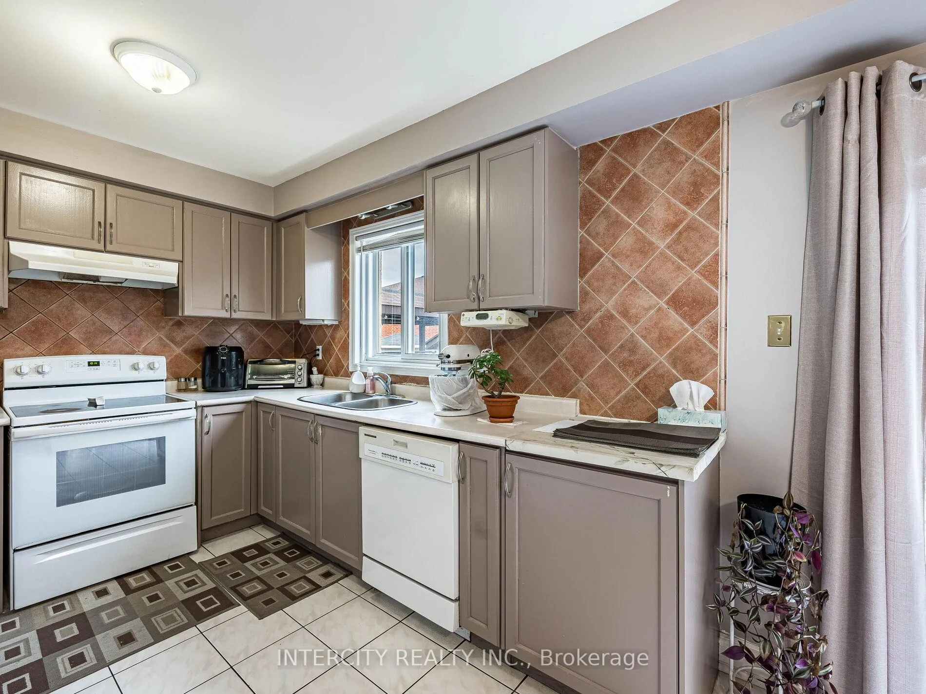 Photo 20 of 8 Wedgewood Place, Vaughan, Concord — HOMEH