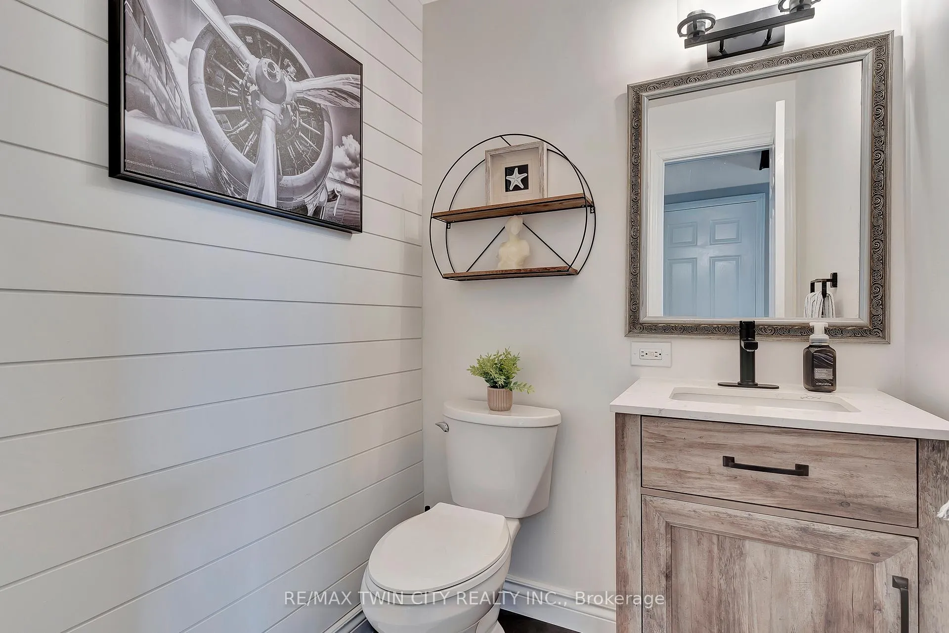 Photo 8 of 23 Meadowbrook Drive, Kitchener — HOMEH