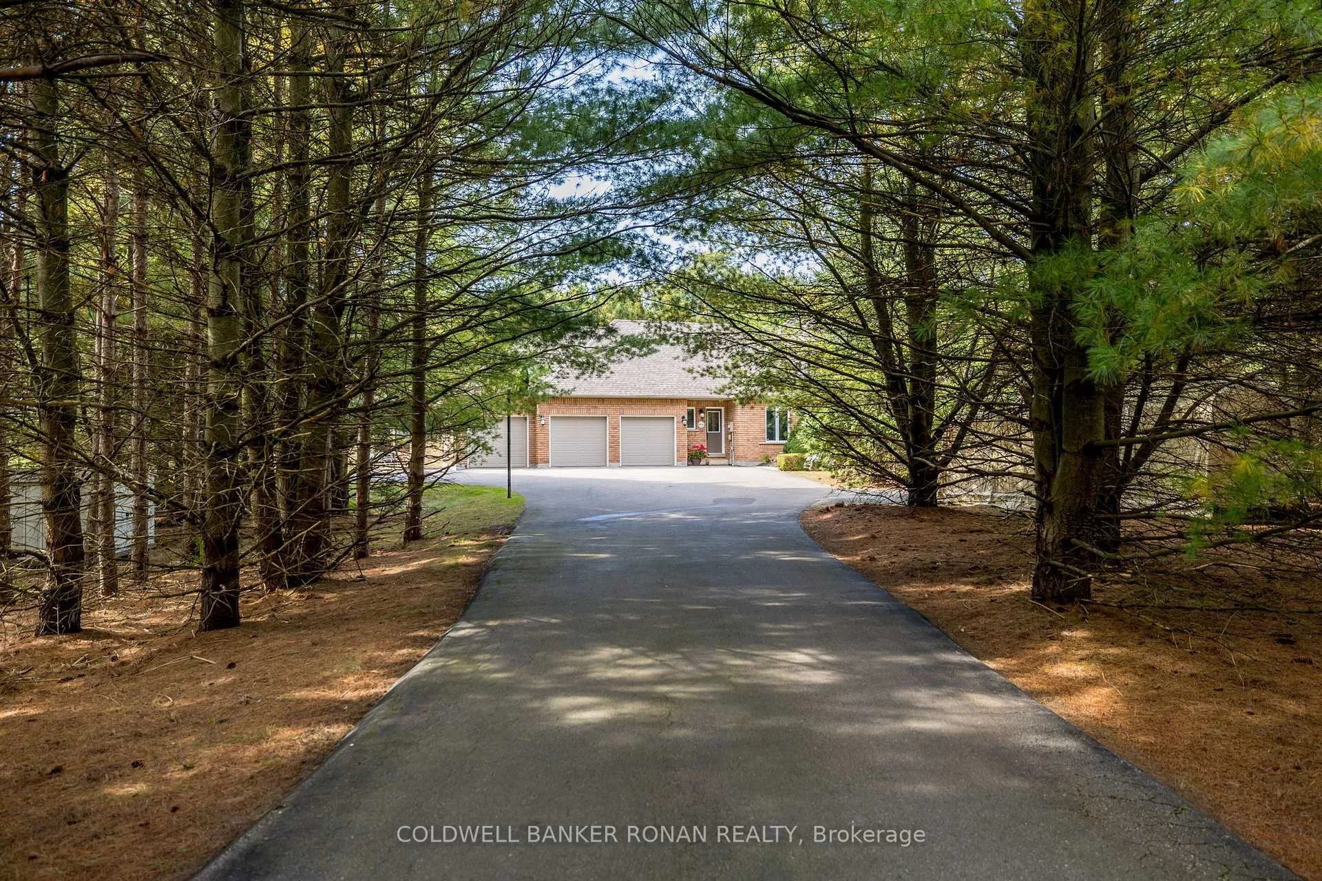 Photo 5 of 16 Indiana Drive, Caledon, Palgrave — HOMEH