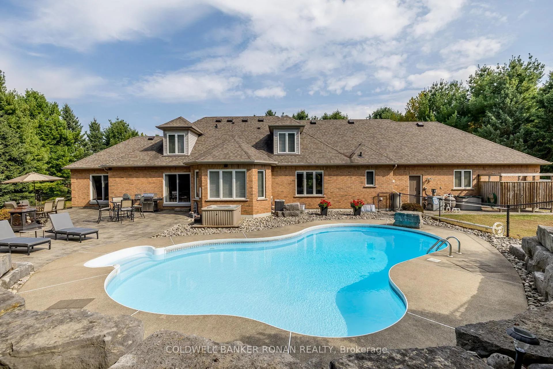 Photo 10 of 16 Indiana Drive, Caledon, Palgrave — HOMEH
