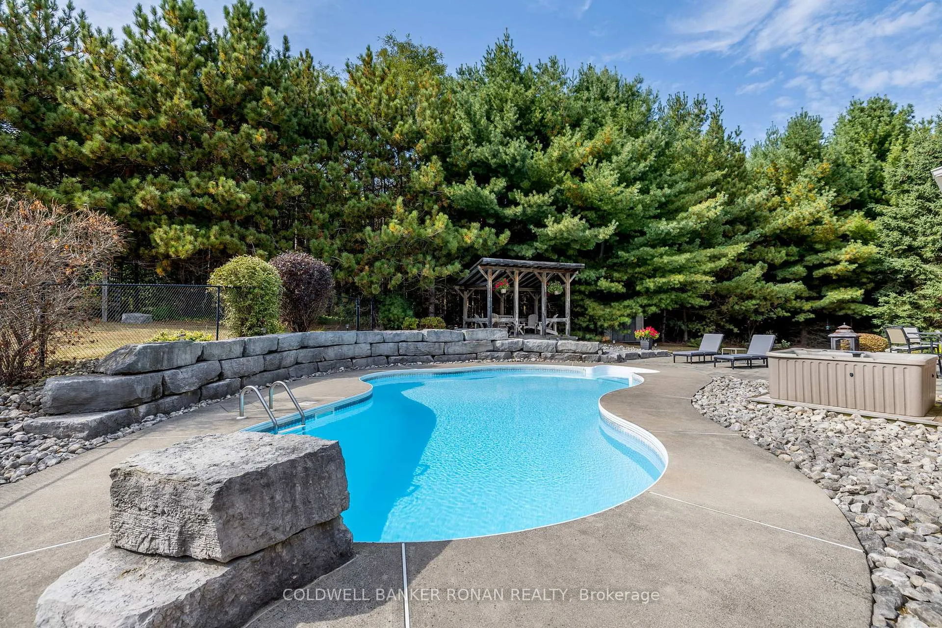 Photo 30 of 16 Indiana Drive, Caledon, Palgrave — HOMEH