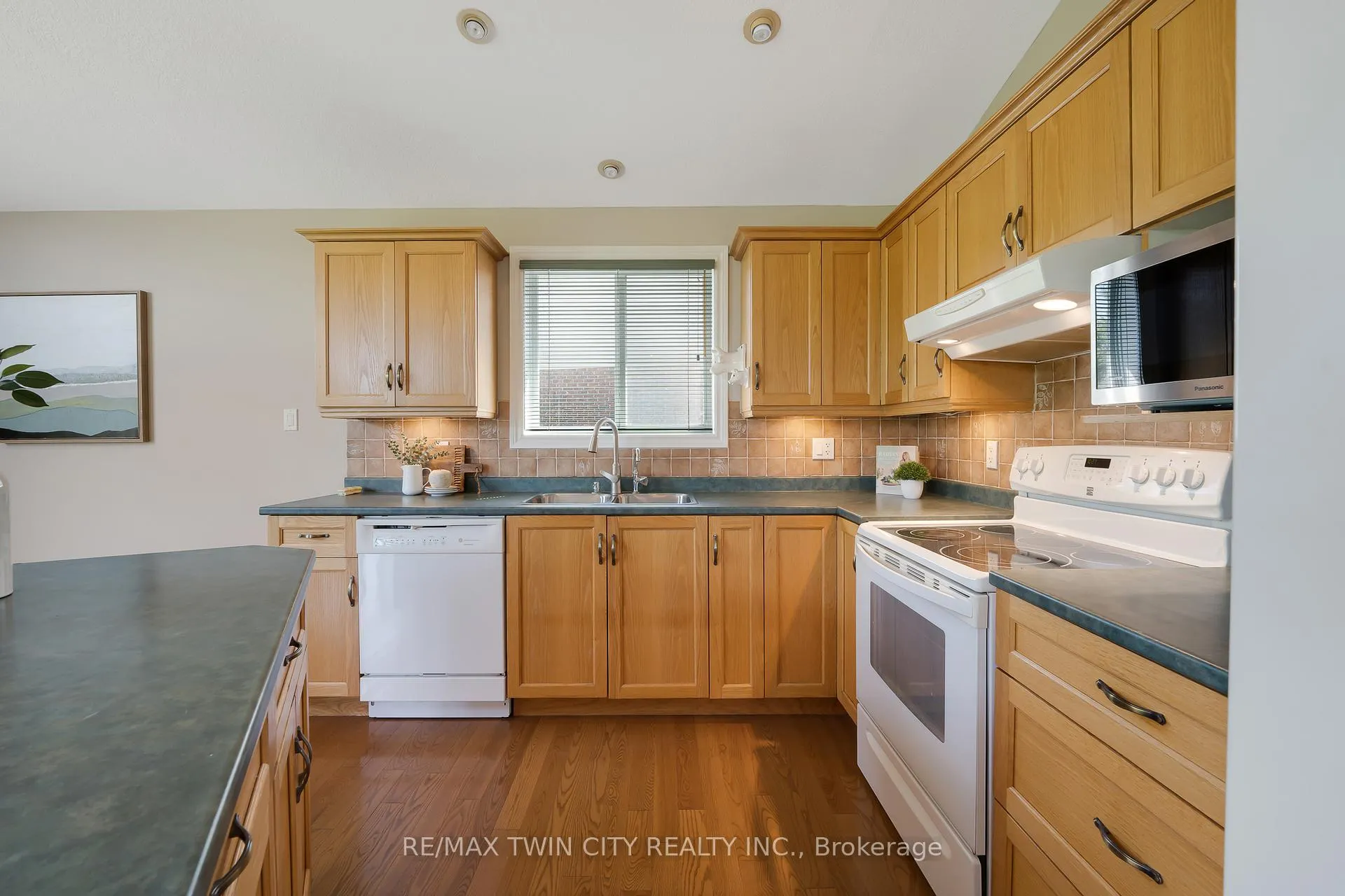 Photo 10 of 3 Firella Place, Wellesley — HOMEH