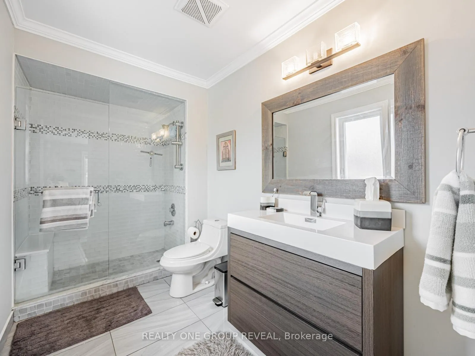 Photo 11 of 862 Baylawn Drive, Pickering, Liverpool — HOMEH