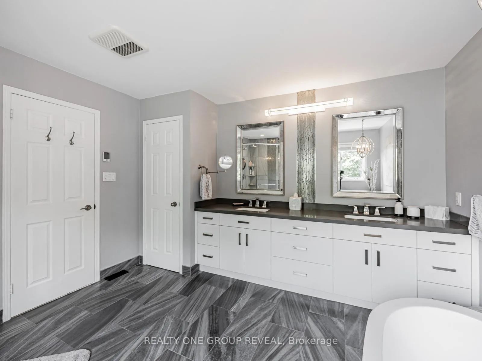 Photo 17 of 862 Baylawn Drive, Pickering, Liverpool — HOMEH