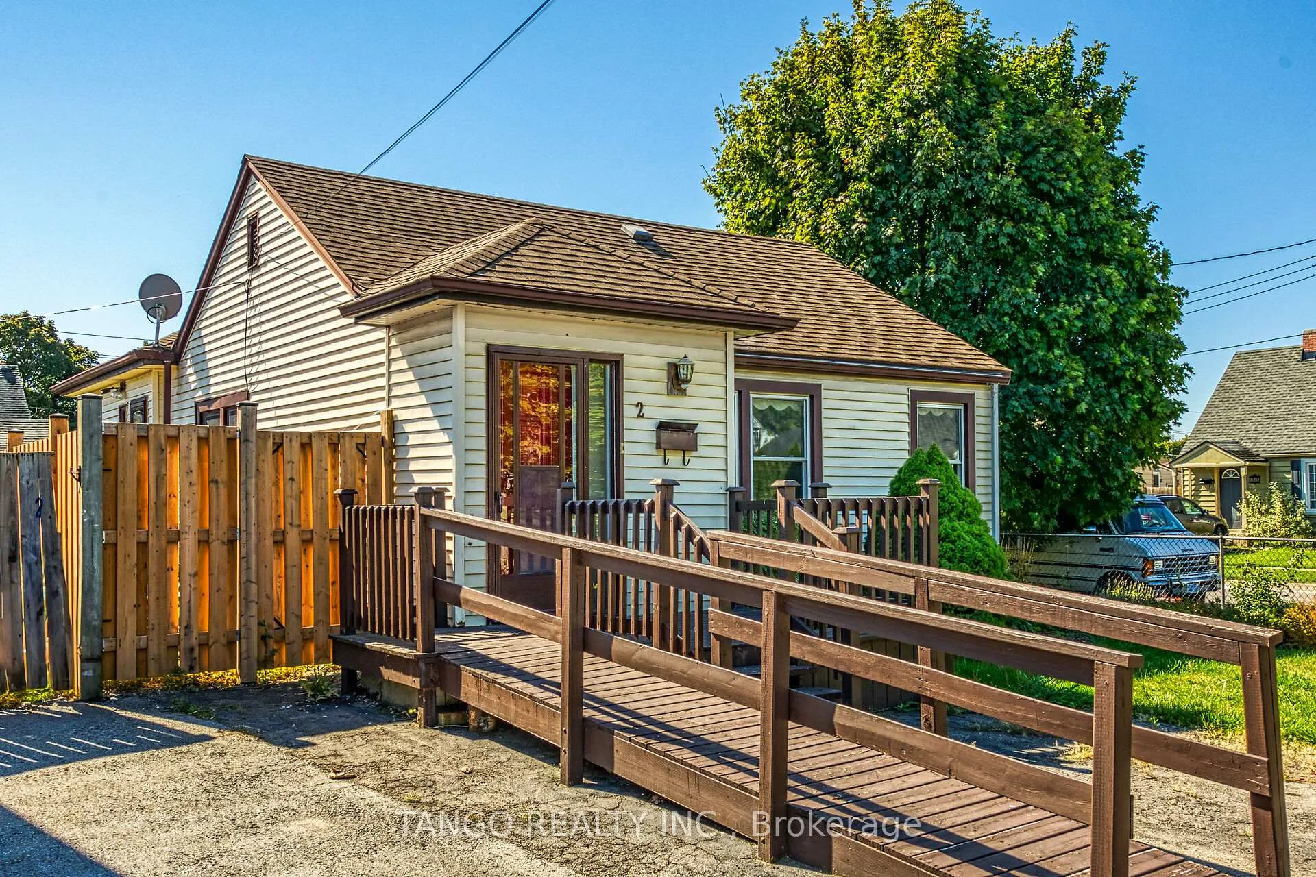 Photo 2 of 2 Ingram Place, St. Catharines, Oakdale — HOMEH