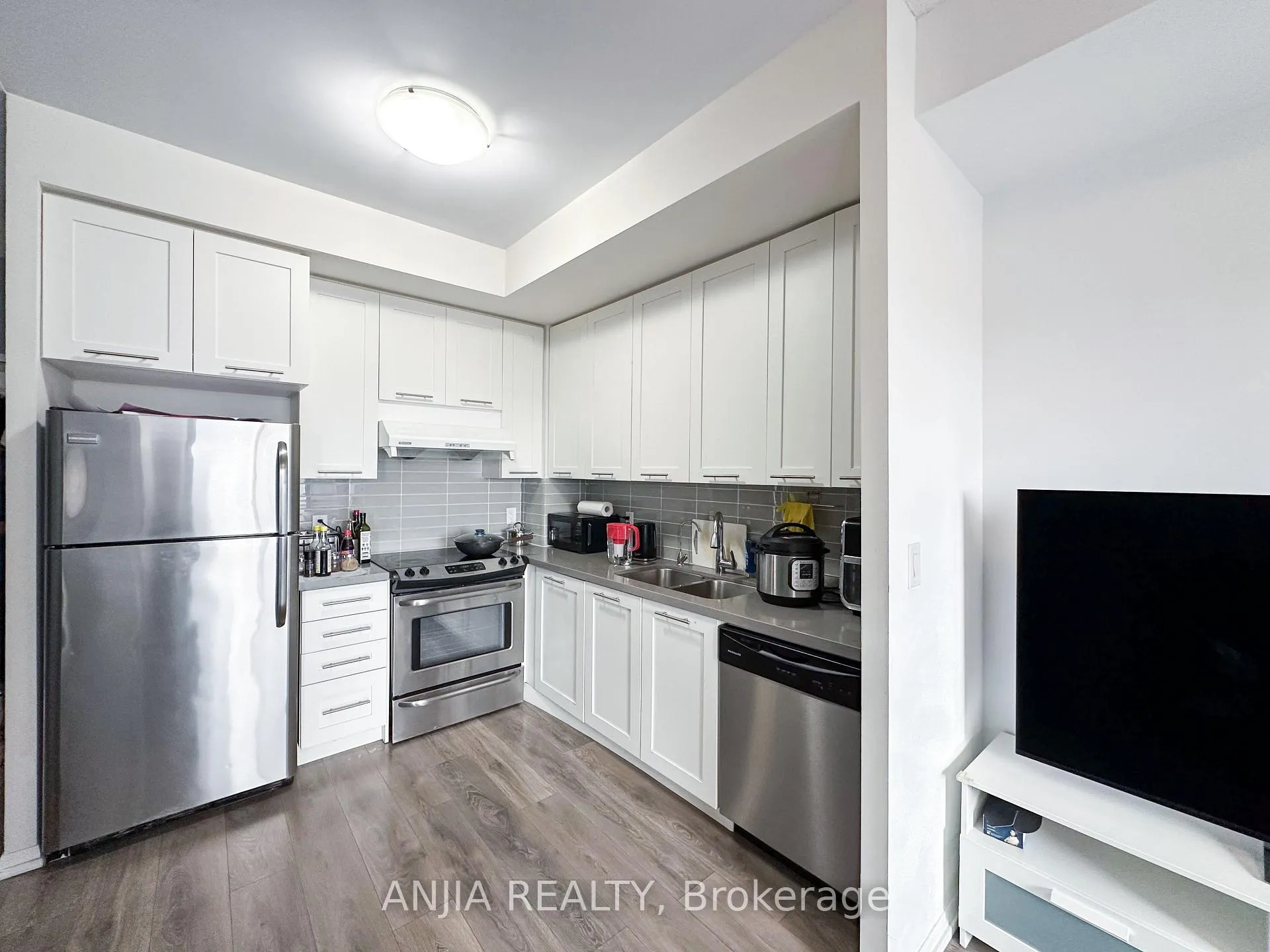 Photo 5 of Unit 332, 540 Bur Oak Avenue, Markham, Berczy — HOMEH