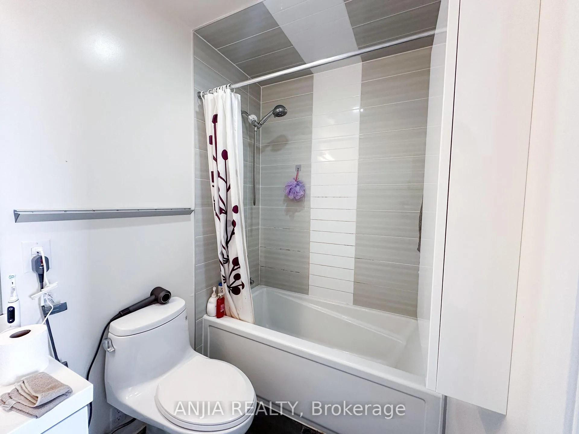 Photo 14 of Unit 332, 540 Bur Oak Avenue, Markham, Berczy — HOMEH