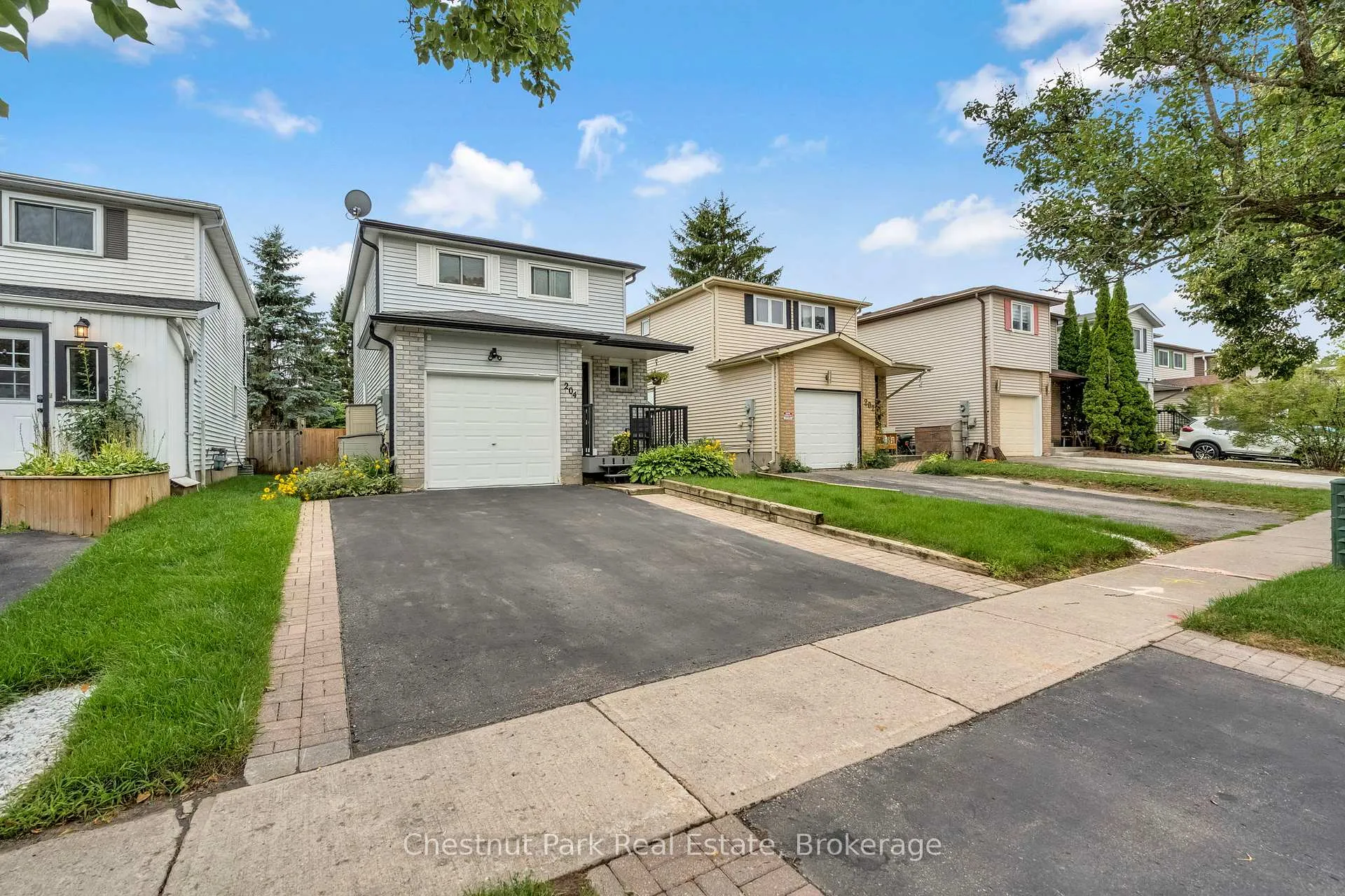 Photo 2 of 204 Hickling Trail, Barrie, Grove East — HOMEH