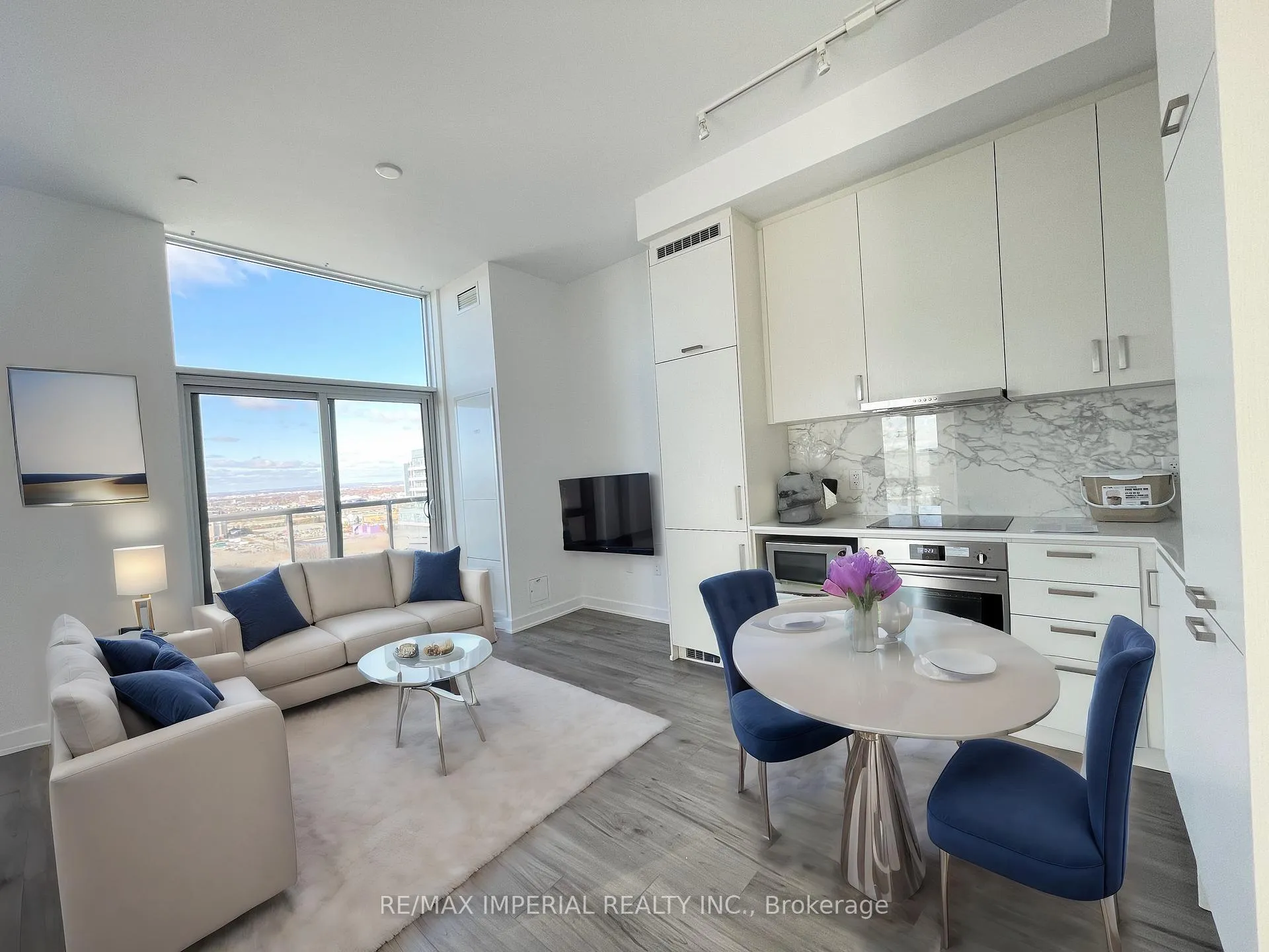 Front of Unit 1618, 60 Honeycrisp Crescent