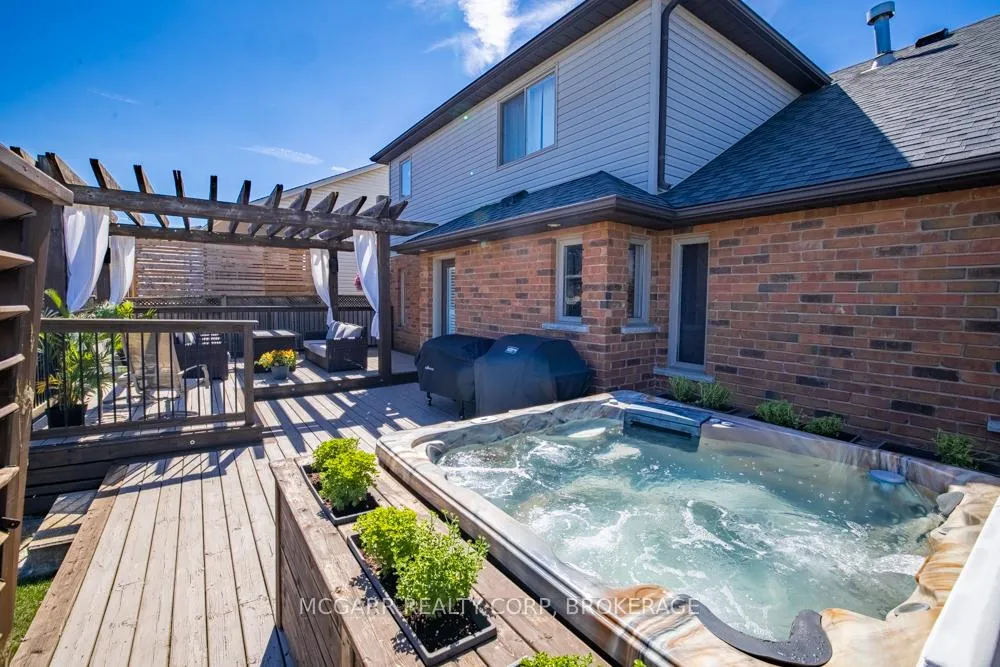 Photo 34 of 38 Nicholas Drive, St. Catharines, Rykert/Vansickle — HOMEH