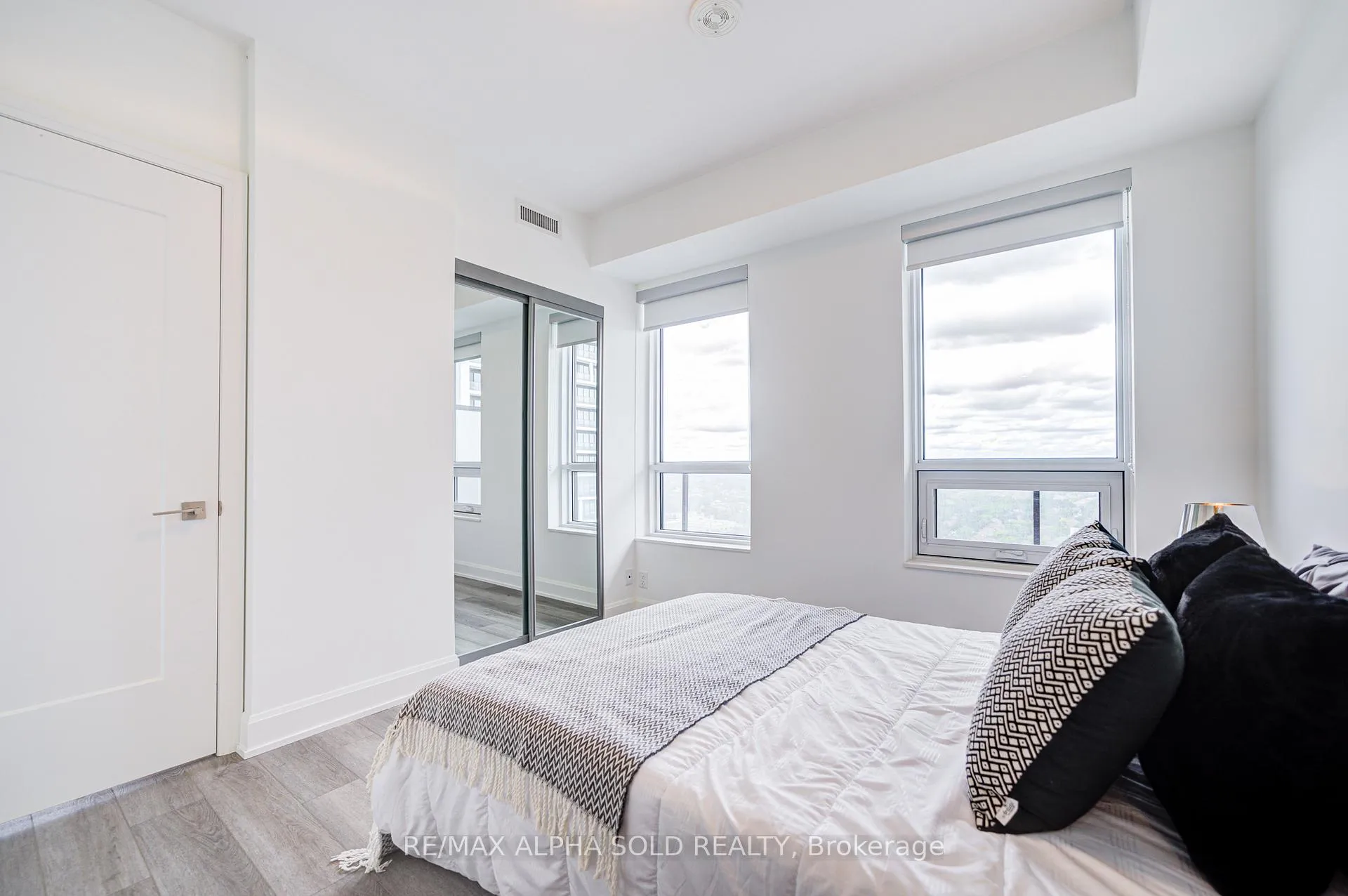 Photo 25 of Unit 2907, 8 Water Walk Drive, Markham, Unionville — HOMEH