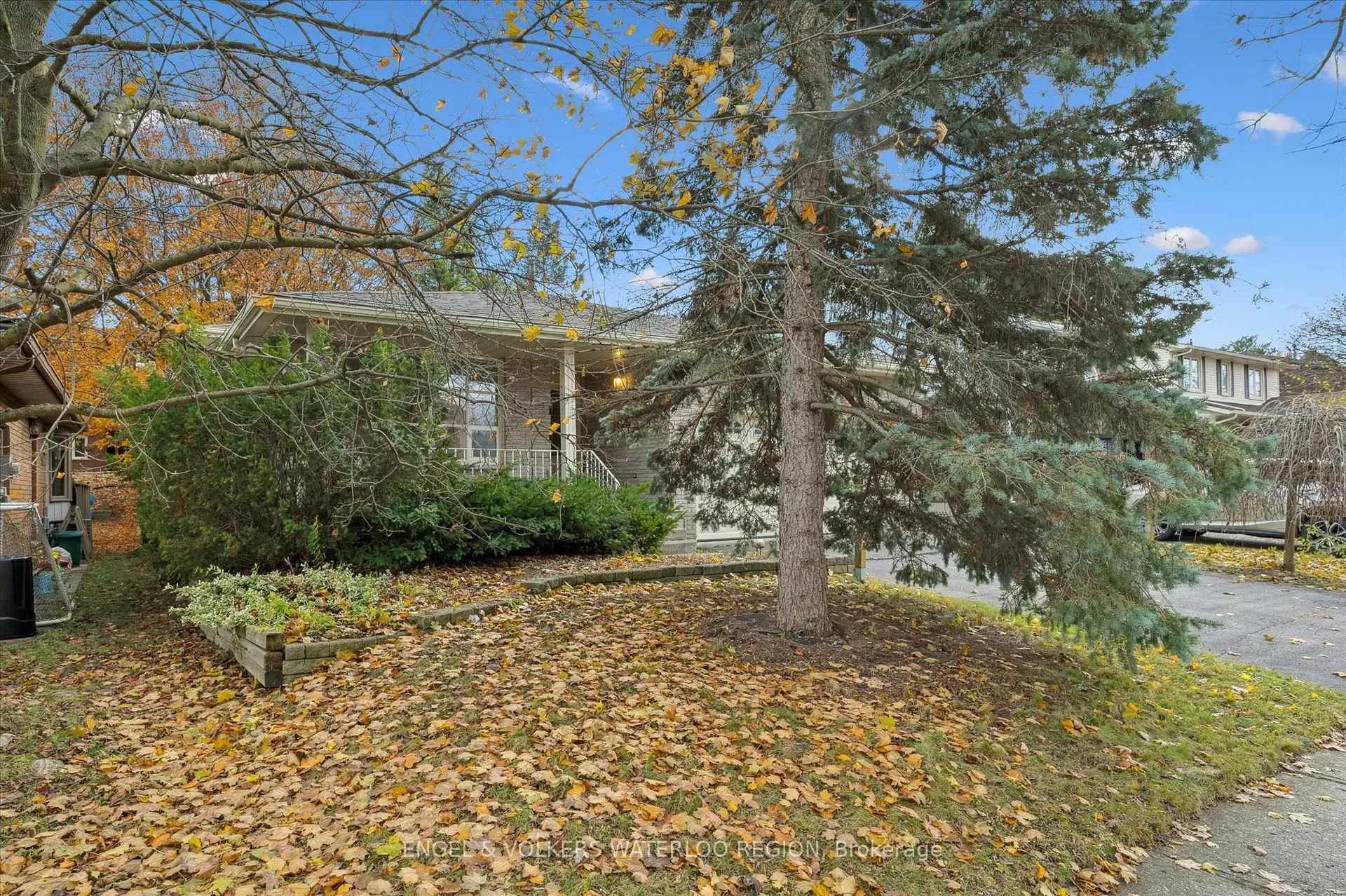 Photo 2 of 131 Woodbend Crescent, Waterloo — HOMEH