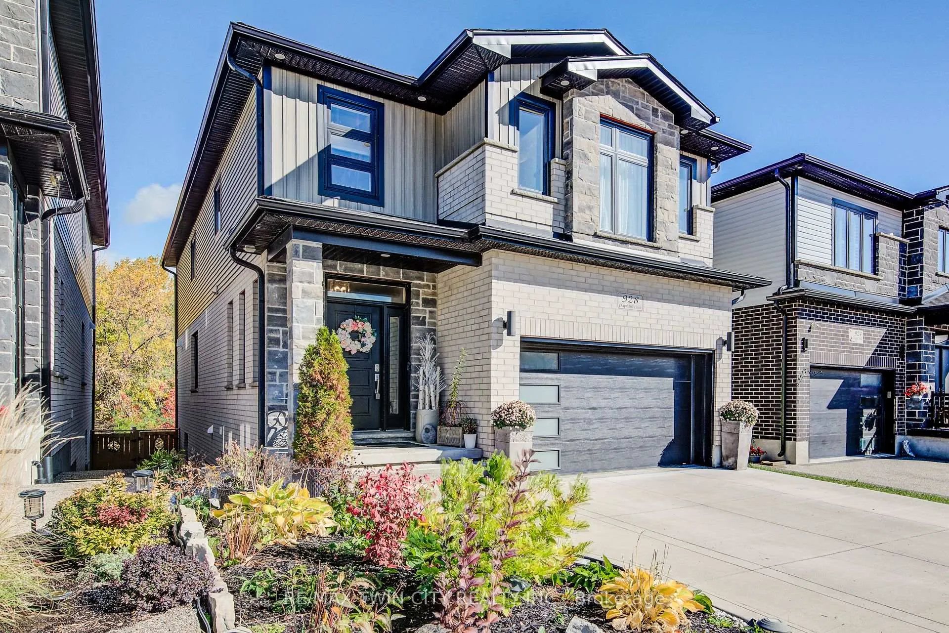 Photo 2 of 928 Chapel Hill Court S, Kitchener, Doon South — HOMEH