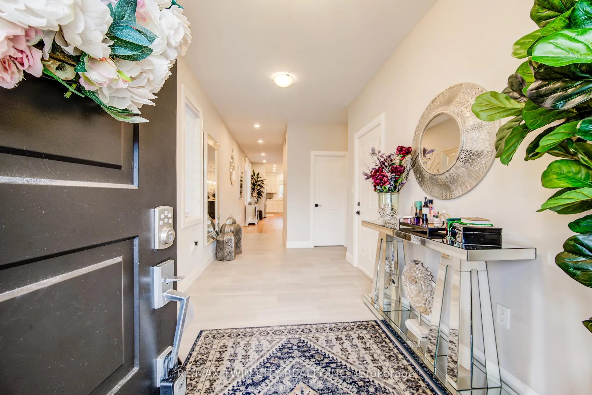 Photo 3 of 928 Chapel Hill Court S, Kitchener, Doon South — HOMEH