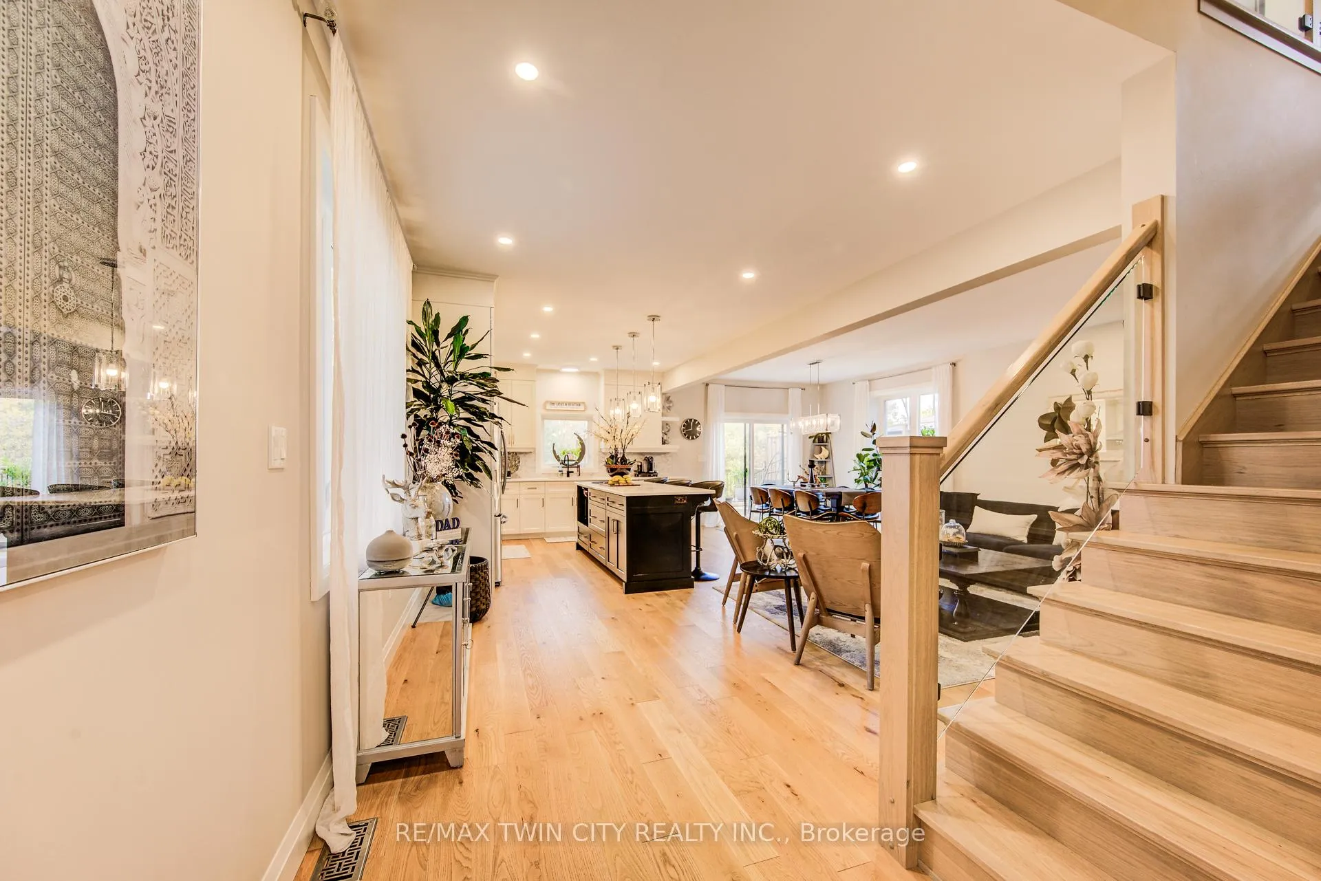 Photo 4 of 928 Chapel Hill Court S, Kitchener, Doon South — HOMEH