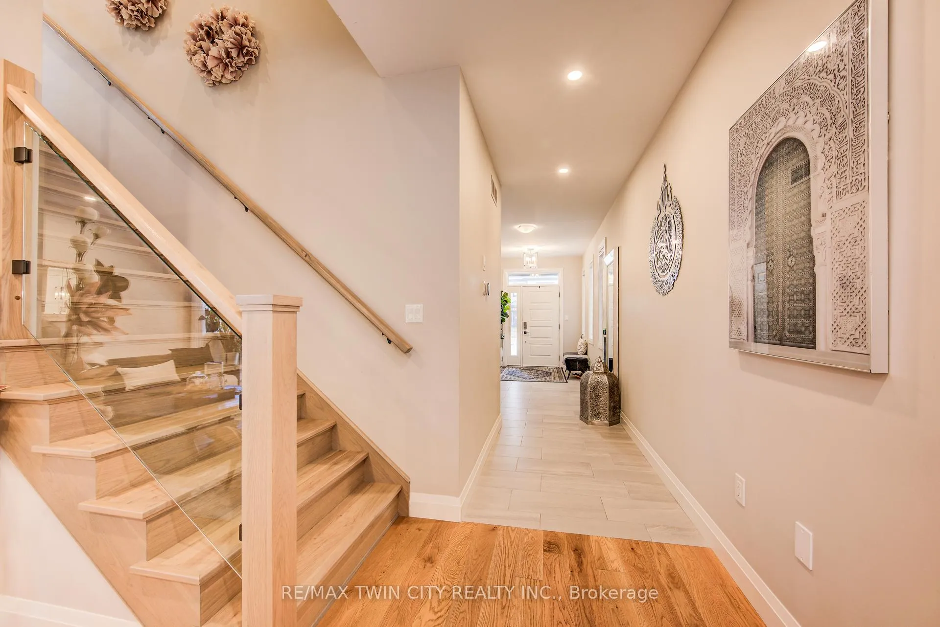 Photo 5 of 928 Chapel Hill Court S, Kitchener, Doon South — HOMEH