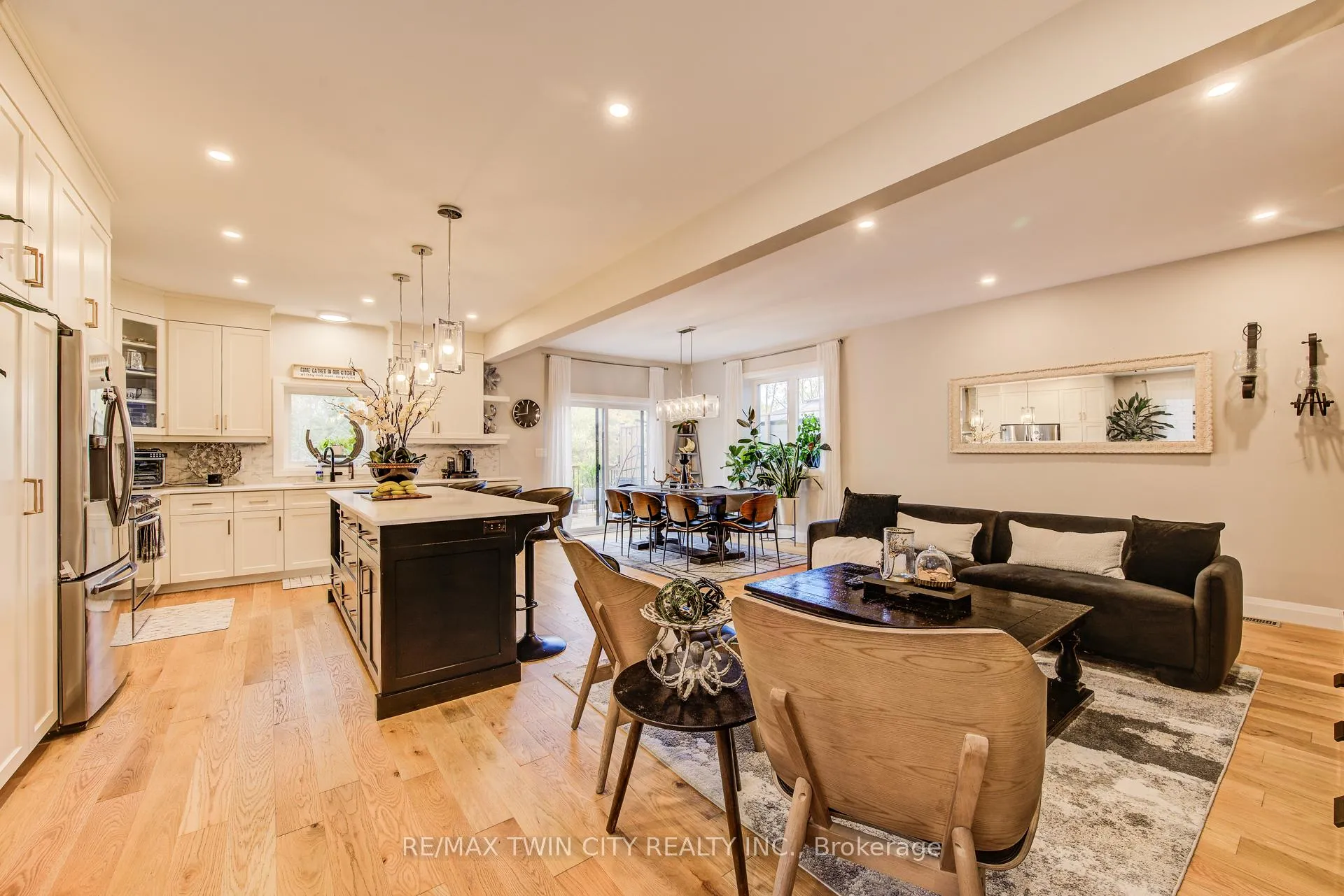 Photo 6 of 928 Chapel Hill Court S, Kitchener, Doon South — HOMEH