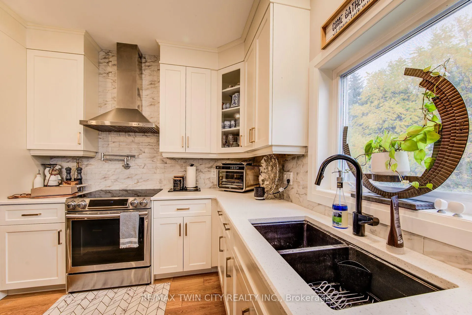 Photo 10 of 928 Chapel Hill Court S, Kitchener, Doon South — HOMEH